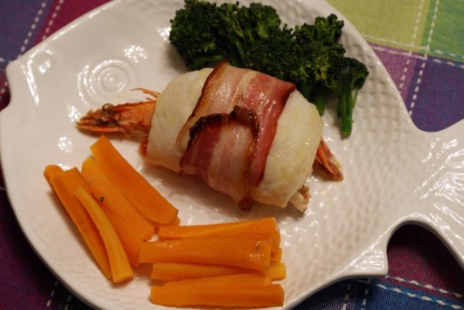 Rolinhos de peixe com camarão e bacon
