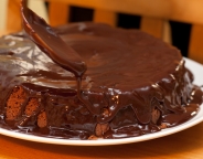 Bolo de chocolate e avelã