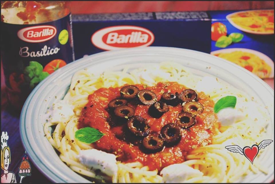 Spaghetti com Molho de tomate,  mozzarella e azeitonas ♥♥♥