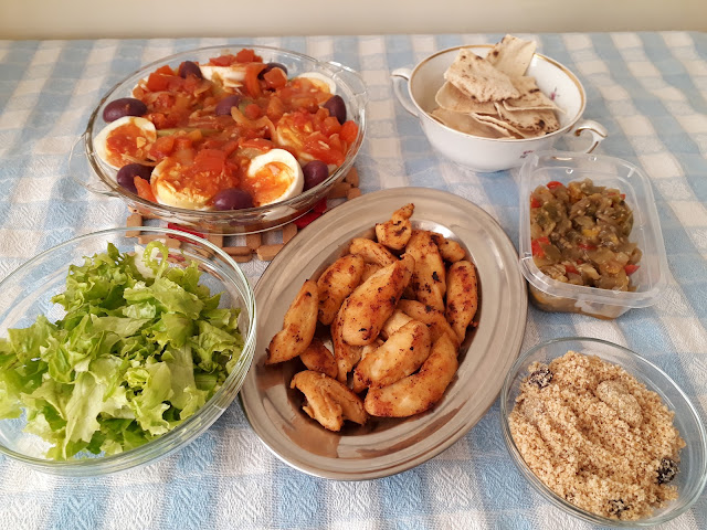 ISCAS FILÉ DE PEITO de peito de frango grelhadas + chuchu com molhão delicioso +farofa + saladinha + torradas de pão árabe c/antepasto de berinjela