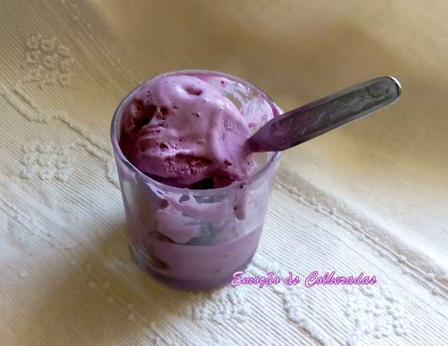 Gelado de Mirtilos (Blueberry-sour cream ice cream)