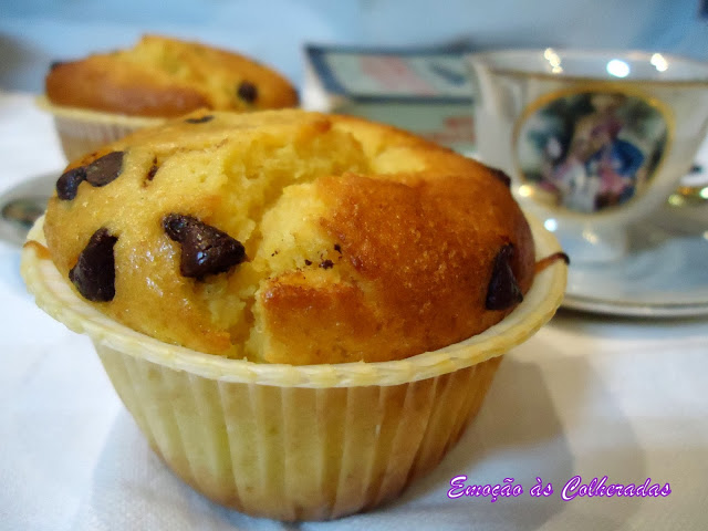 Muffins de Laranja com Pepitas de Chocolate (Citrus-Currant Sunshine Muffins)