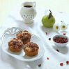 Muffins de pêra e cranberry com cobertura de canela e pecã