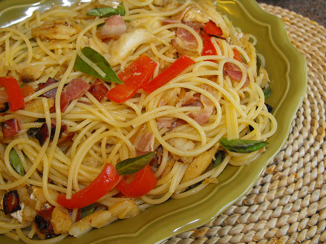 Bacalhau salteado com esparguete