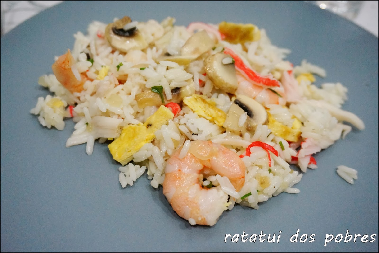 Salada de arroz e miolo de camarão cozido