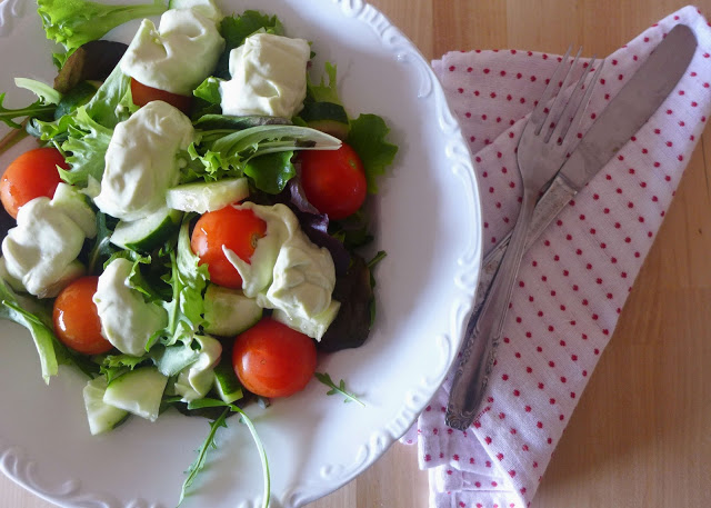 Salada simples com mousse de abacate e uma boa razão para comer abacate