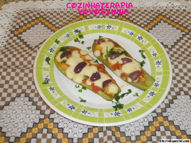 Abobrinha recheada com tomate e queijo+Salada carolina
