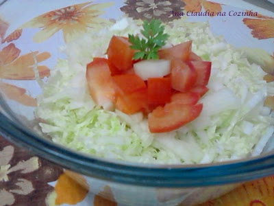 Salada de Acelga, Tomate e Cebola com Caqui Fuyu