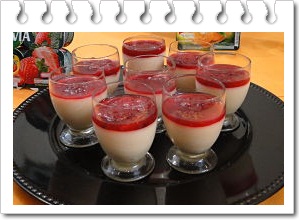 Mousse de iogurte com calda de frutas vermelhas