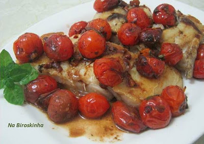 Bacalhau Grelhado com Molho de Tomate Cereja ao Balsâmico