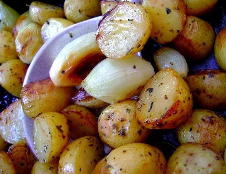 Batatas e Cebolas Assadas com Alecrim (vegana)