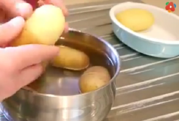 Como cozinhar batatas inteiras com casca