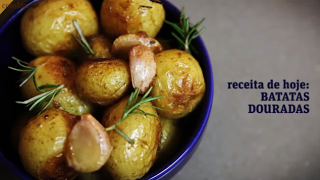 Vídeo ensina a fazer batatinhas douradas com alho e alecrim em 20 minutos