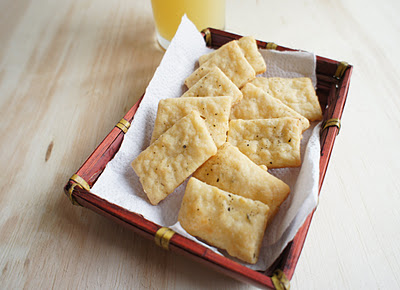 biscoitinhos de queijo gouda e herbes de provence