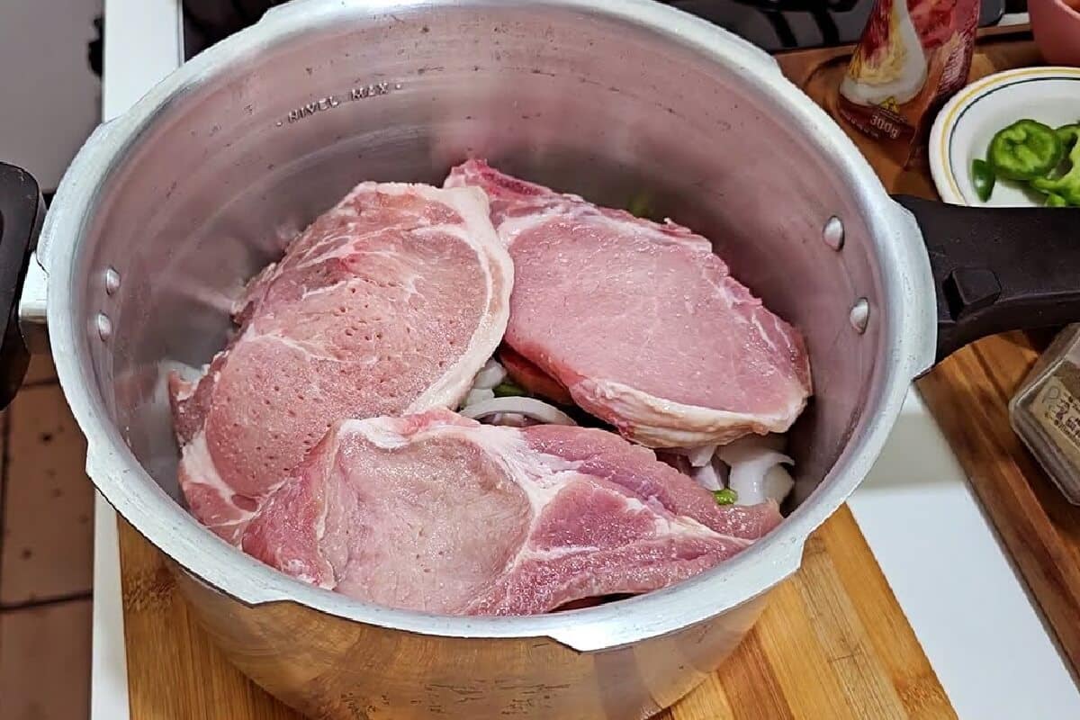 Bisteca de porco na pressão a carne mais temperada e suculenta da semana