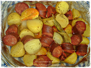 Calabresa ao Forno com Batatas, Cebola, Tomate e Louro