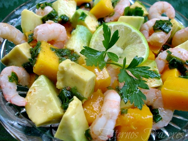 Salada de camarões, manga e abacate