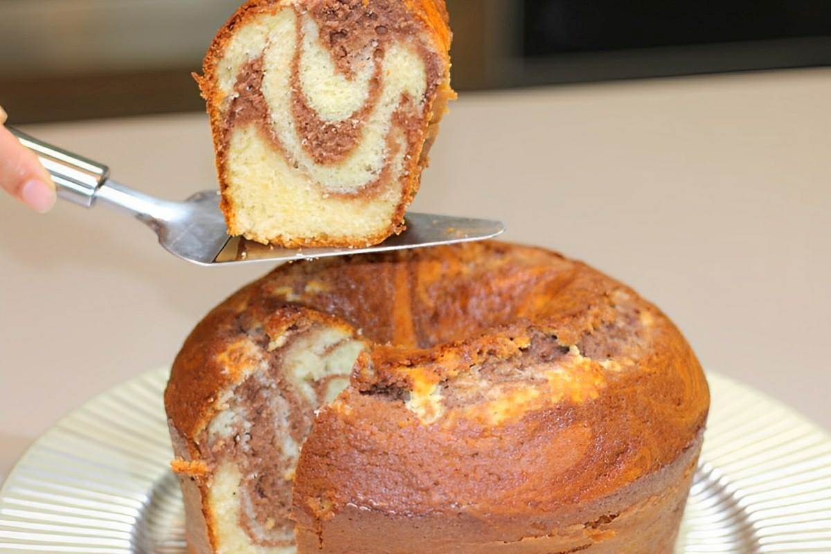 Bolo mesclado: um bolo de 2 sabores que é delicioso e perfeito para o seu café ou lanche