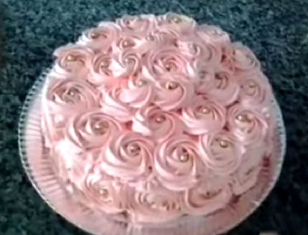 Bolo de rosas (decoração com chantilly), de Ines Teles