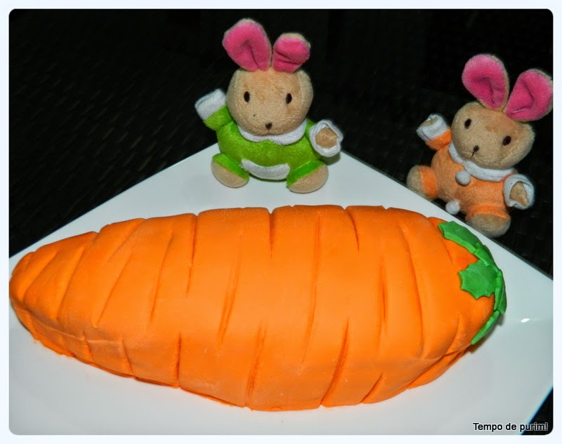Bolo de Páscoa modelado em forma de cenoura com pasta americana