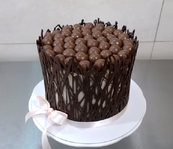 Bolo decorado com grades de chocolate (vídeo)