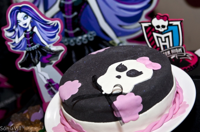 Bolo de aniversário com Monster High