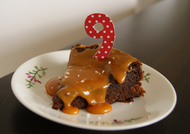 Aniversário do blog: Bolo de Chocolate com Calda de caramelho e flor de sal