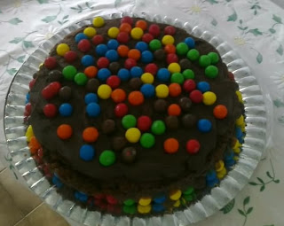 Bolo de chocolate com recheio de chocolate, avelãs e morangos - para um lanche feliz dos amigos da minha irmã!