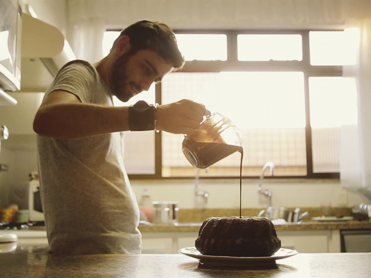 bolo fofinho de chocolate com café (vídeo)