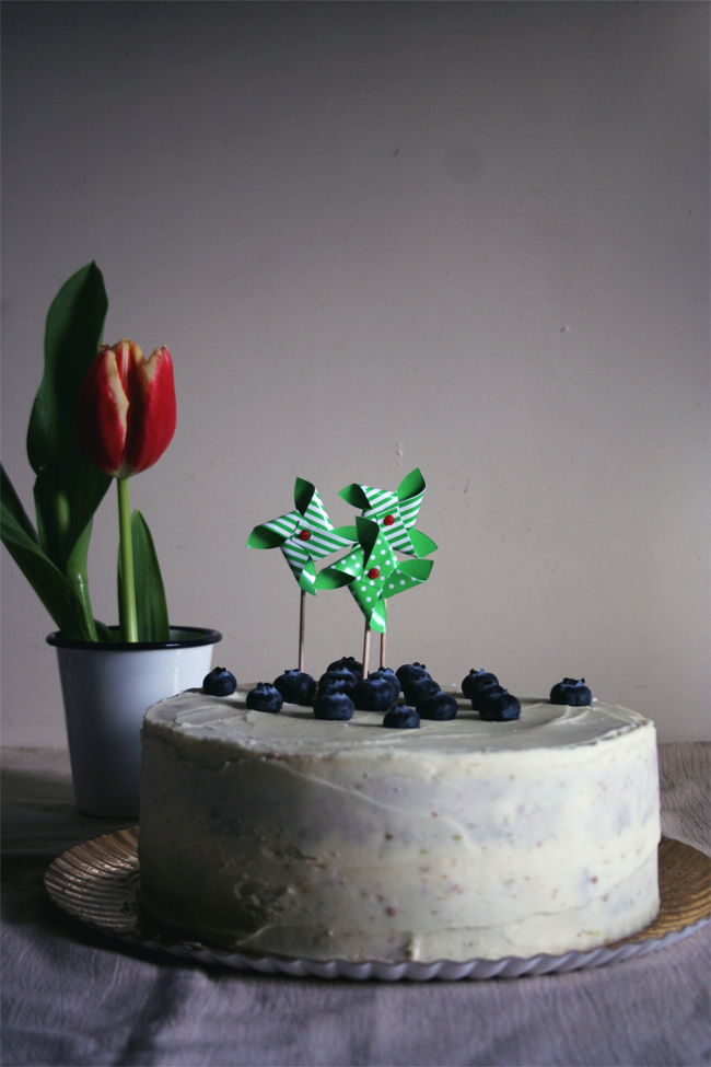 Bolo de mirtilo e lima/ Blueberry and lime cake