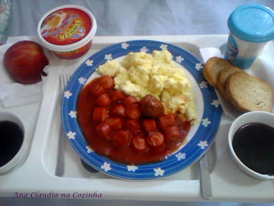 Café da Manhã com Ovos Mexidos e Molho de Salsicha