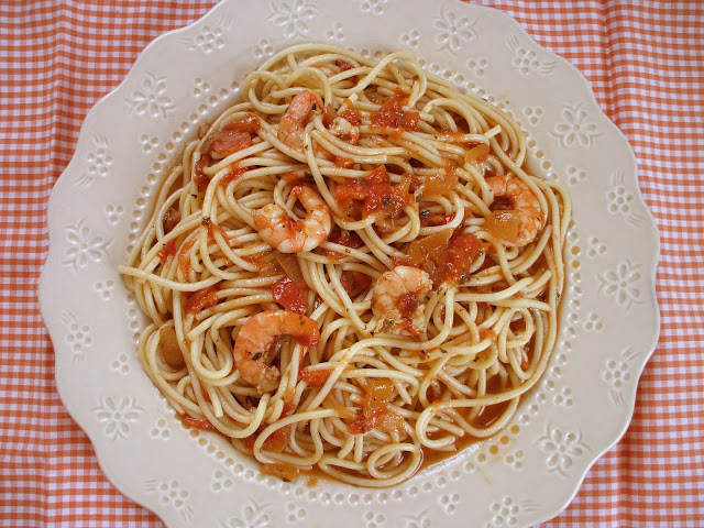 Esparguete com molho de tomate e camarão