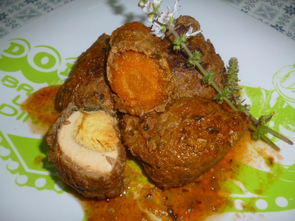 Rolinhos de carne com cenoura e ovos
