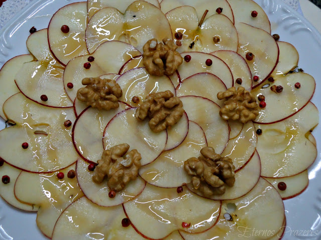 Carpaccio de maçã com mel, nozes e pimenta rosa