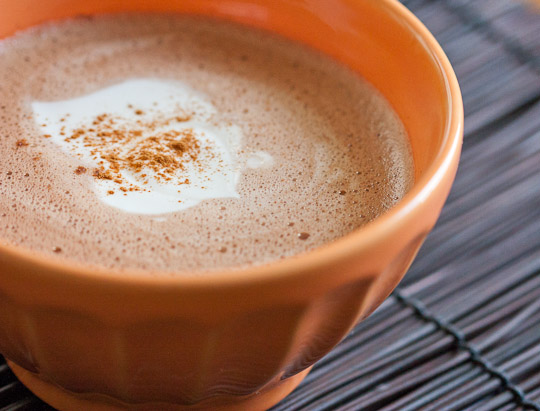 Chocolate quente fica mais gostoso quando é servido em xícara laranja
