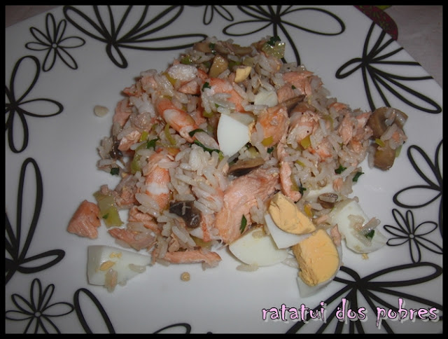 Salada fria de arroz, salmão, legumes e camarão