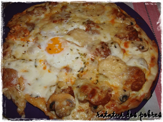 Pizza de farinheira, chevre, cogumelos e ovo