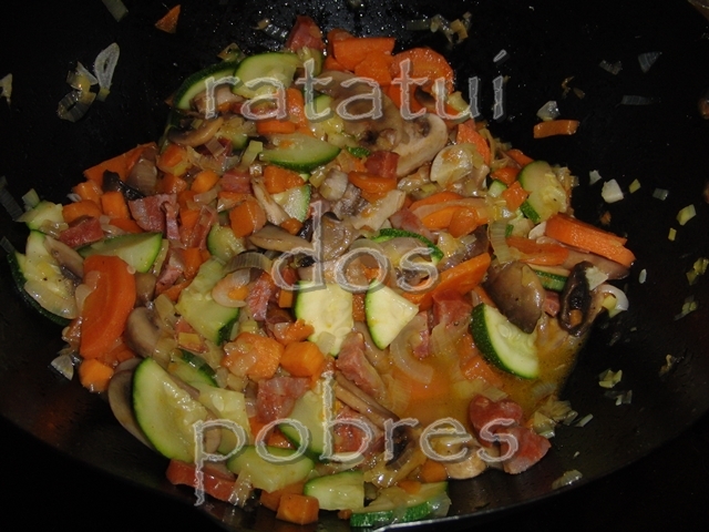Perca com legumes na wok