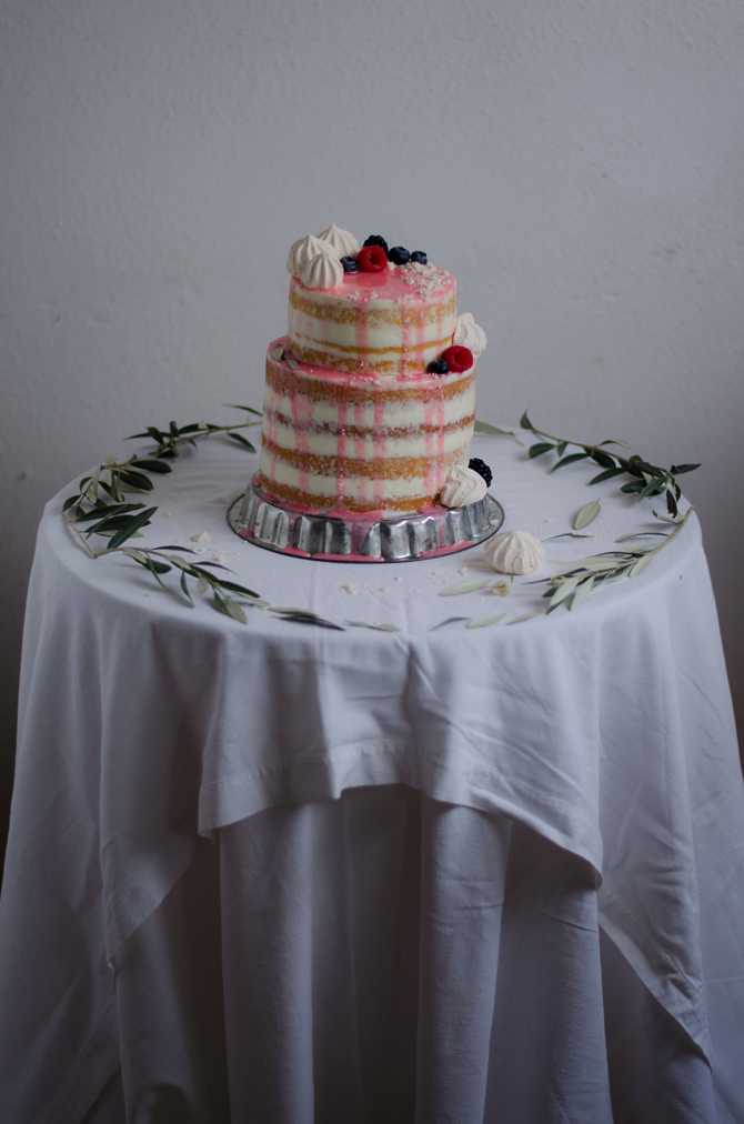 Naked cake de amêndoa com curd de amora e creme de mascarpone e rosa