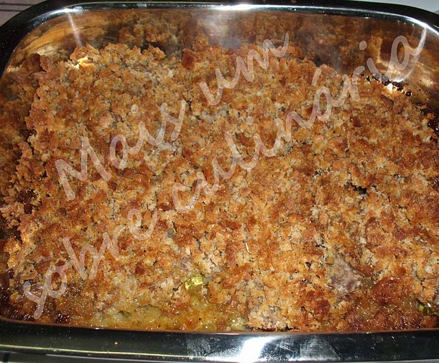 Costeletas no forno com crosta de pão ralado aromatizado com alho