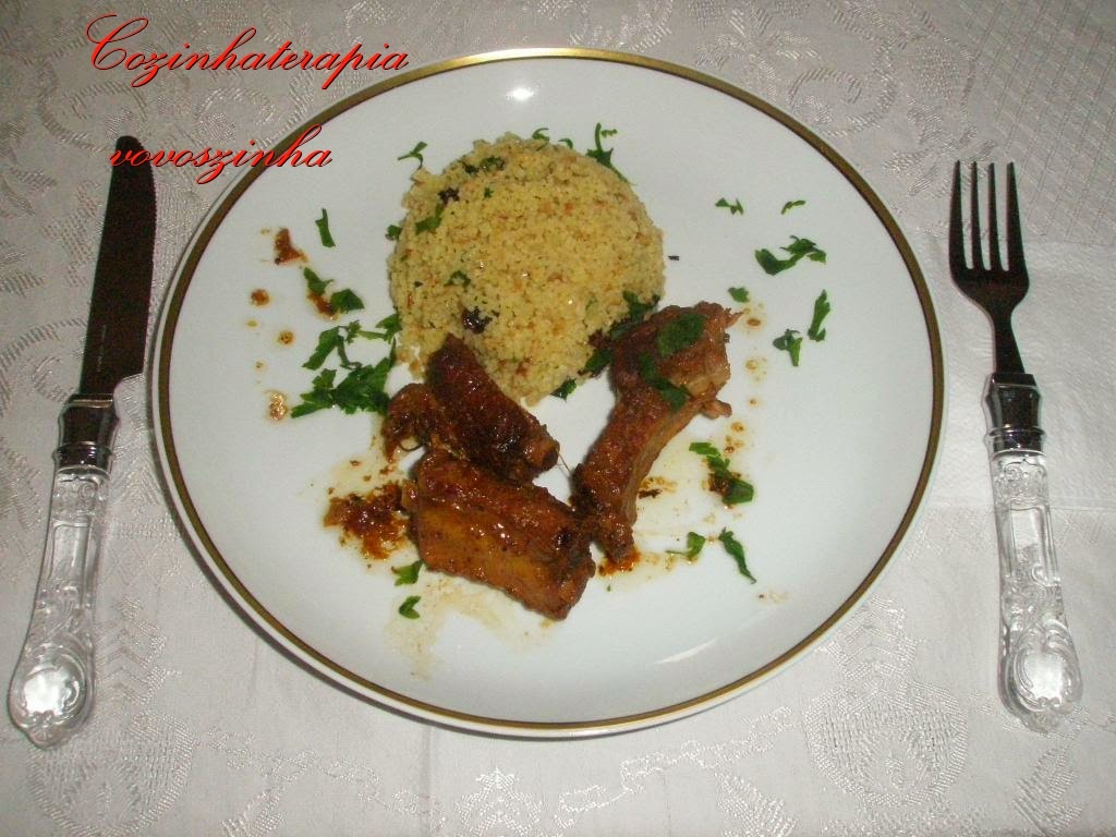 Costelinha suína com laranja e couscous marroquino