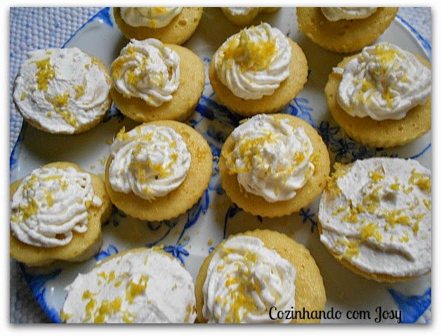 Cupcakes de Baunilha c/recheio de Lemon Curd