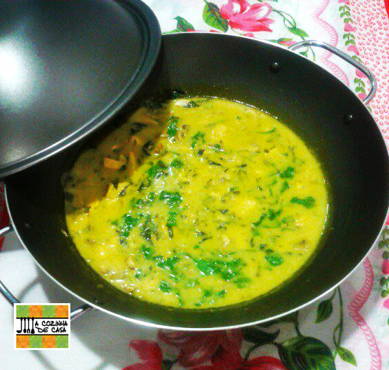 Curry de frango com espinafre e cogumelos