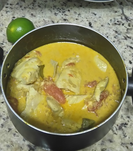 curry de peixe e leite de coco