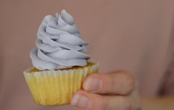 Decoração de cupcake com bico de confeitar