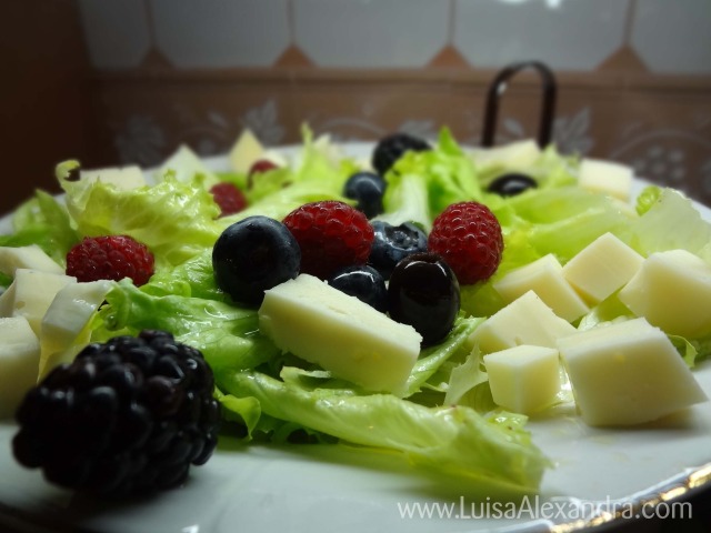 Salada de Alface com Queijo, Azeitonas, Framboesas, Mirtilos e Amoras