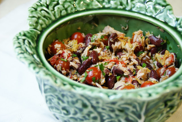 Salada de atum, feijão encarnado e tomate cherry