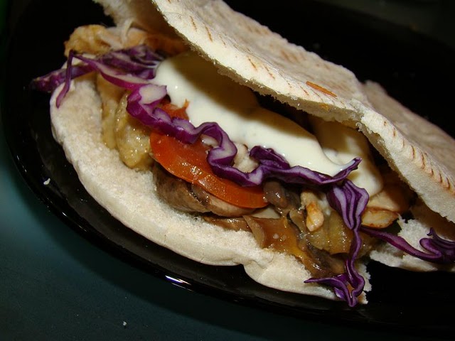 Pão Pita Recheado de Salada, Frango e Legumes Assados / Aproveitamentos