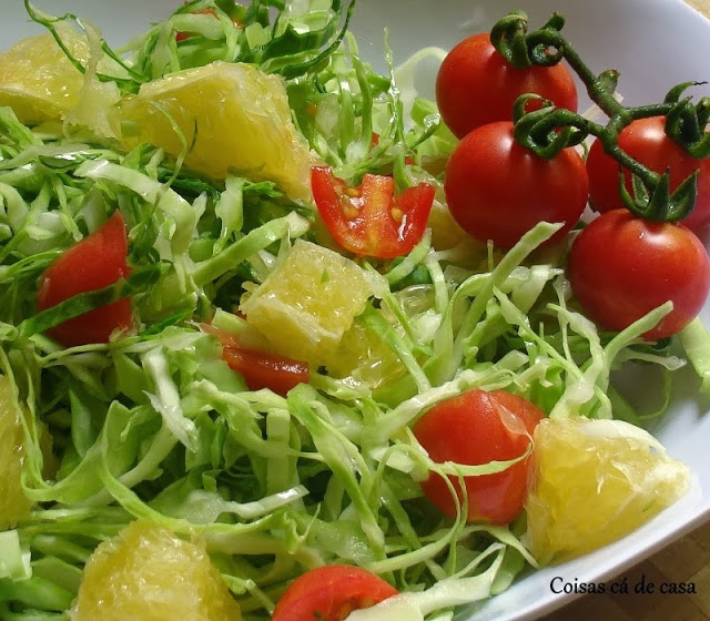Salada de repolho com laranja, tomates e ervas frescas