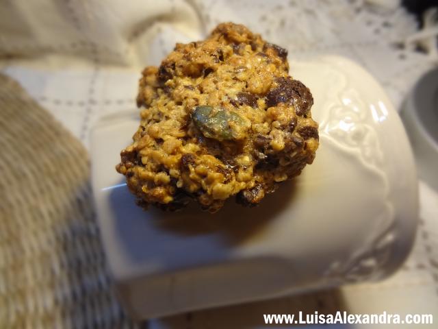 Biscoitos de Aveia com Chocolate, Amendoim e Sementes de Linhaça e de Girassol Aromatizados com Cardamomo